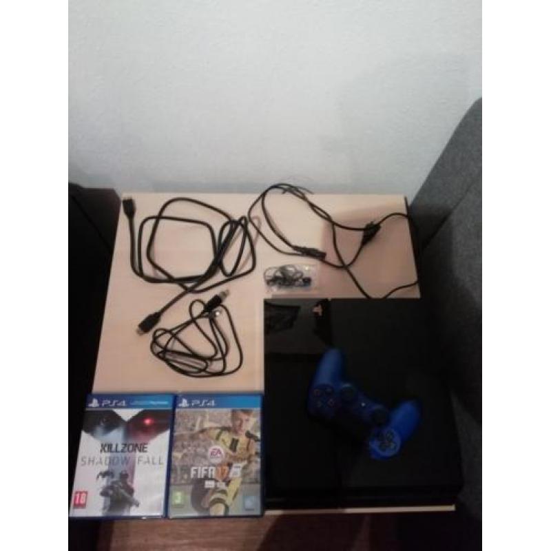 Playstation 4 ( 500GB ) met 1 controller en 2 games.