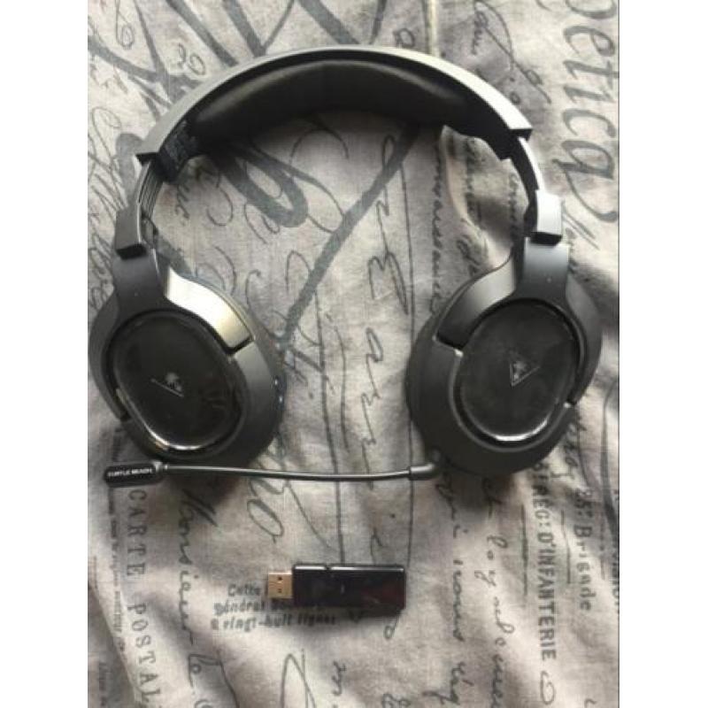 PS4 1TB + 2 Controllers, Wireless headset