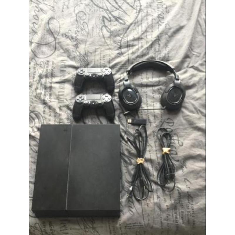 PS4 1TB + 2 Controllers, Wireless headset