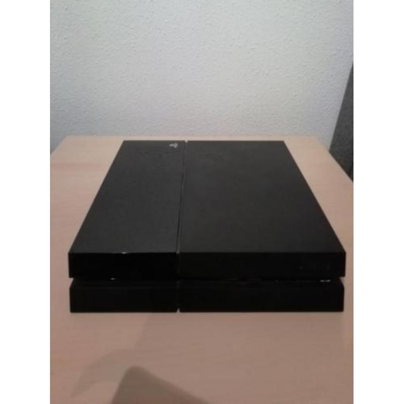 Playstation 4 ( 500GB ) met 1 controller en 2 games.