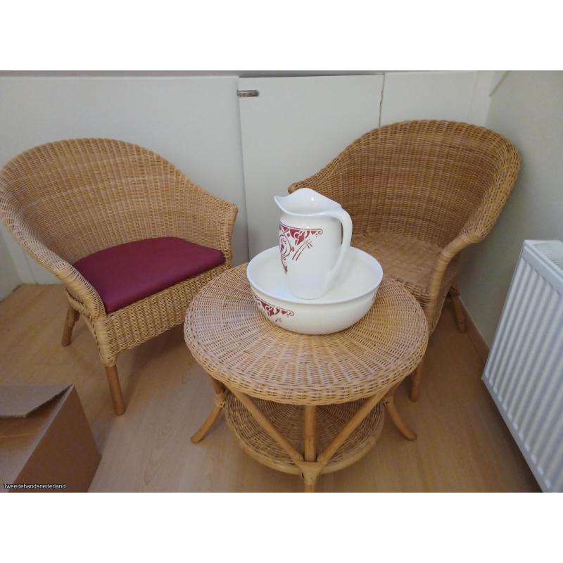 rieten stoelen en tafeltje