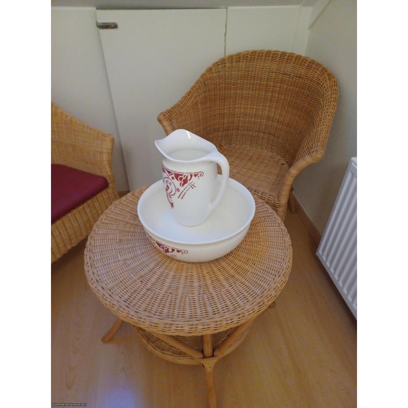 rieten stoelen en tafeltje