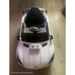 nette witte bestuurbare auto AMG editie