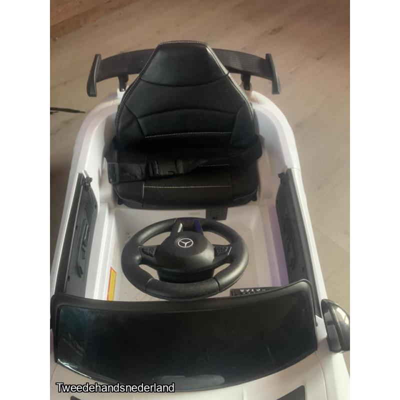 nette witte bestuurbare auto AMG editie